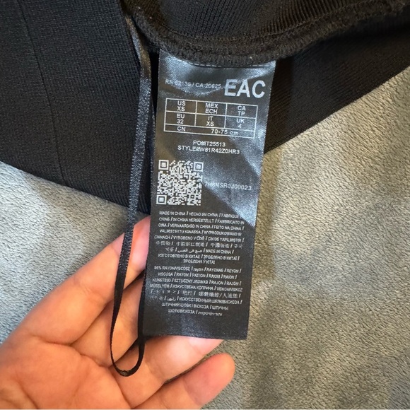 Guess Black Fitted Crop Tank Top

#1112 - Picture 5 of 8